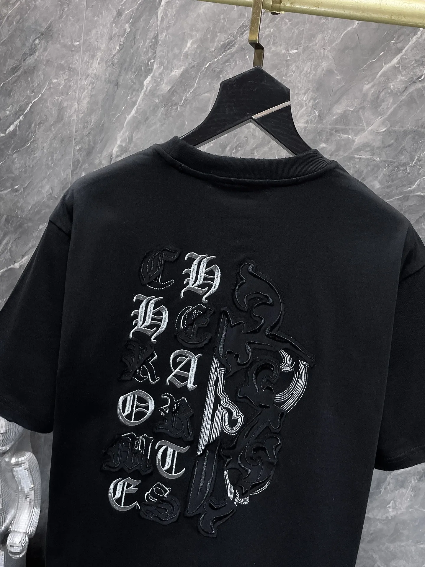 P170 New for summer Chrome Hearts 25ss worn version. High gram weight, environmentally friendly and high-quality top-grade fabric. 280g Chrome Sword Sanskrit embroidery patch splicing short sleeves. Heavy-duty pure hand-cut patch embroidery technology. Counter synchronization. Re-engraved version 1:1. Recommended color: black. White. Size: S, M, L, XL.